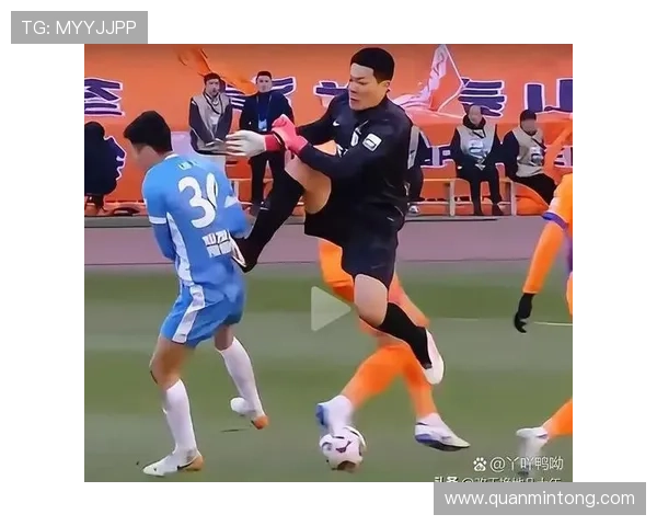 凯利红牌因鞋钉踩踝危及安全